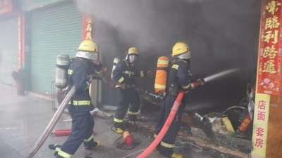 浓烟滚滚...梅县一摩托车维修店着火，消防员火场抱出3个煤气瓶！