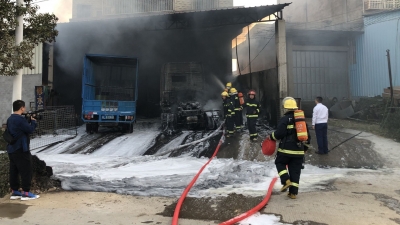 刚刚，丰顺一汽修店发生火灾，一男子被严重烧伤！