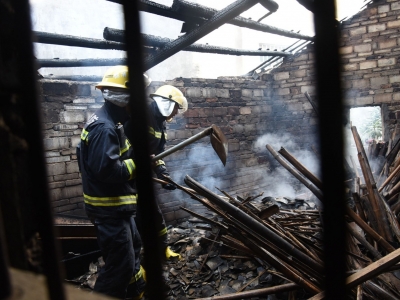 房顶烧穿，浓烟弥漫，还有瓦片掉落！幸好五华有这群卫士...