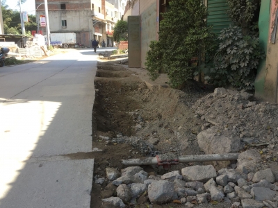 铺水管挖开道路，迟迟未见修复，梅县程江镇这段路让村民很闹心