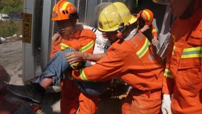 险！泥罐车侧翻一人被卡驾驶室，事发梅县