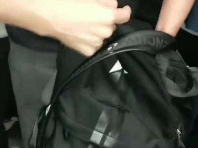 广州地铁三号线一男子裸露身体猥亵女子，已被警方抓获