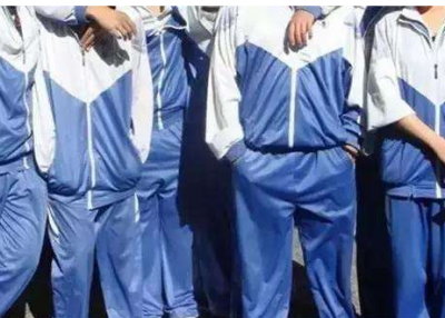 辣评丨校服岂能成为学校乱收费遮羞布？