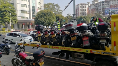 早晚出行高峰，警察蜀黍在路口等你！整治摩托车违法行为