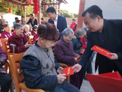 天转冷啦！他们给老人们送来了温暖...