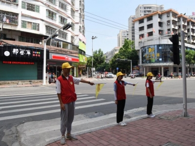 梅城文明交通志愿服务点增至44个，每天定时开展文明交通劝导等工作