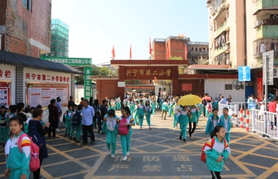 新“门面”！“夹缝中”的兴宁二小，终于豁然开朗...