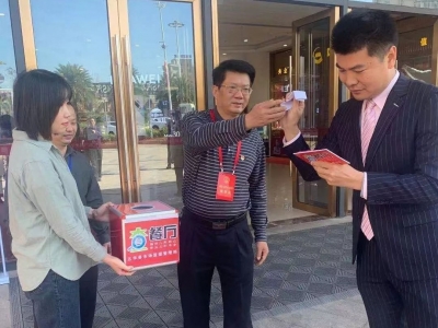 不打招呼、现场随机抽查、网络直播...来看五华突击人气餐厅后厨