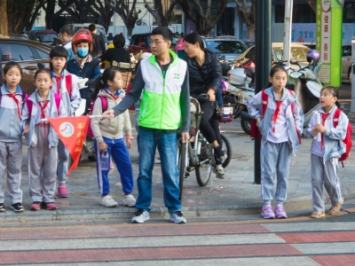 交通民警+志愿者值守十字路口...文明交通志愿服务，我们是认真的！