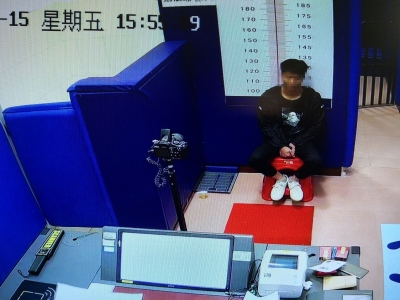 不学好！小伙捡手机后竟破解密码，向失主微信好友“借钱”…