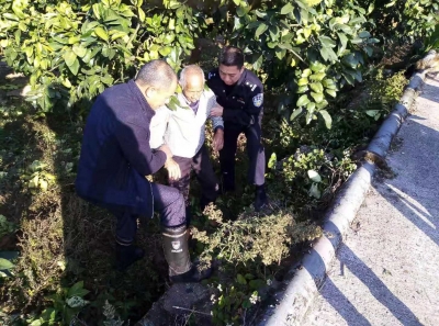 让这个冬天不太冷~梅县一高龄老人跌落田坎，多亏他们的暖心救助