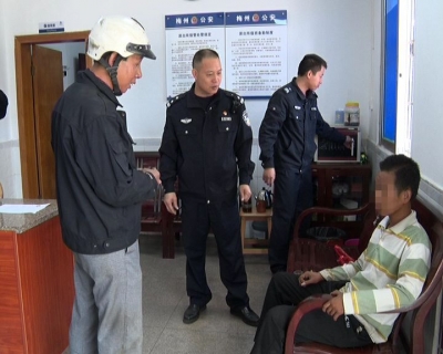 怎么回事？蕉岭男子横躺路中央！民警一查发现原来…