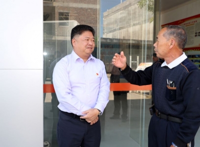 吴晖到五华龙村镇湖中村开展主题教育活动