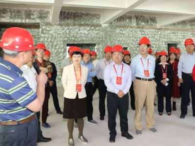 五华县人大组织人大代表视察振兴山区教育工作