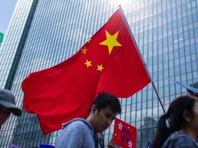 “还我安宁繁荣的香港！”上千香港市民自发撑警，希冀港府止暴制乱