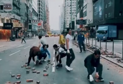 路障拦不住正义的香港市民
