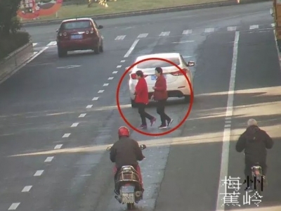 闯红灯、钻花带…蕉岭这些行人马路上“穿梭自如”...曝光！