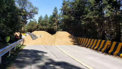 前面查超载？那我半路卸货！丰顺4辆大货车上演“疯狂”操作…