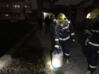 险！梅城一民房煤气瓶起火，消防员冲入屋内...