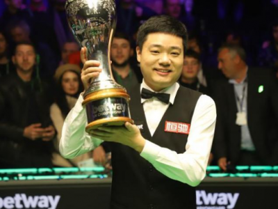 祝贺！丁俊晖时隔十年第三次捧起英锦赛奖杯