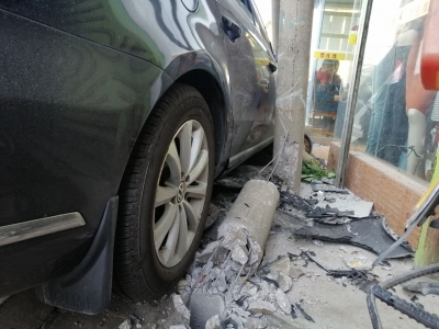 瑟瑟发抖！梅城这地儿车跟杆“杠上了”