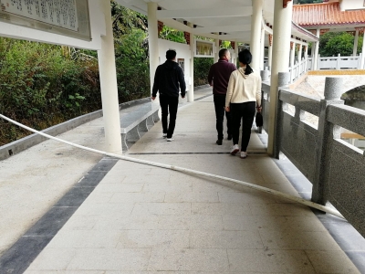 泮坑新建长廊“生出”水管？不少市民都被它绊倒了...