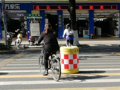 骑单车过斑马线，NO，NO！ 梅州交警集中开展整治教育