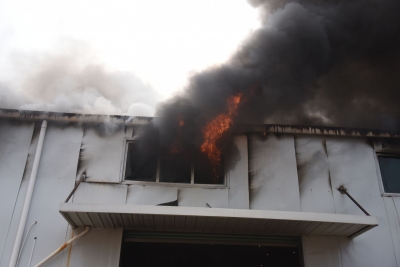 突发！五华水寨一汽修厂着火，消防奋战1小时灭火