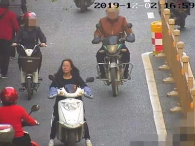 又来了！骑摩托不带头盔，全都“上镜”了...