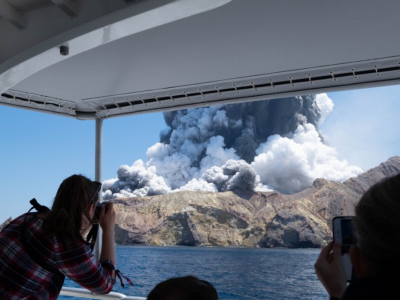 新西兰火山喷发两中国公民烧伤较严重，一人清醒一人仍昏迷