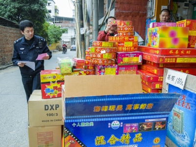 怕怕！兴宁一小店简直就是“炸药库”,店内存放了大量的…