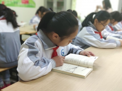 与好书为伴，与爱相随！这个爱心图书角温情满满~