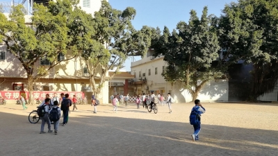学生变身“人体吸尘器”？梅县石扇这个操场沙尘大得让人头疼...