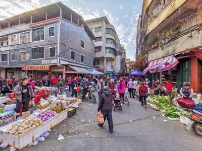 市场人不多道路却塞了？松口镇松叶市场让人“蓝瘦香菇”...