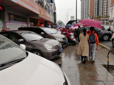 谁堵住了人行道？梅城这段路，太难了…