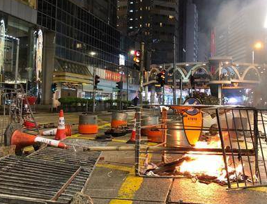 香港暴徒破坏数百交通灯，市民出行安全隐患大