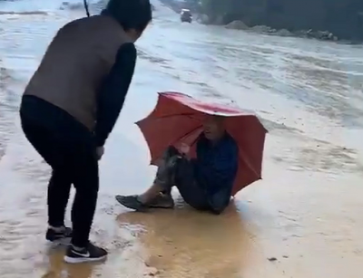 冷雨中，老人跌倒无力站起...这时，她来了！