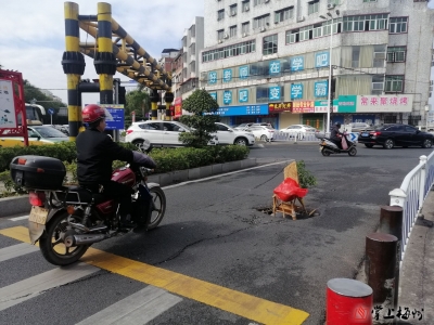 开着车前路竟有椅子挡住，梅城这地儿是怎么了?