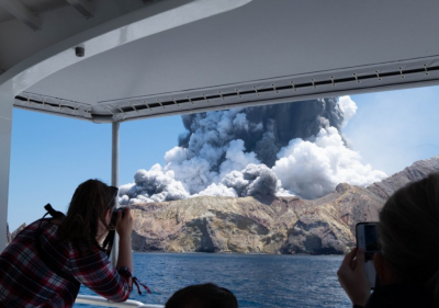 新西兰通报火山喷发应急情况 死伤者中有2名中国人