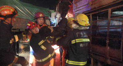 紧急破拆！梅县三车相撞俩人被困，他们上演夜幕下的营救…