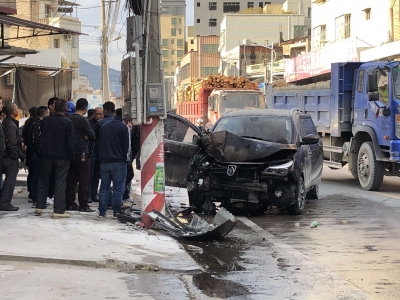 “砰！”丰顺小车撞上电线杆，顿时窜起大火！他们第一时间出手...