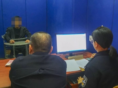 银行卡上贴密码，结果洗把脸就被人刷走7000元...