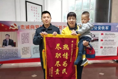 小男孩被电动自行车卡脚，热心辅警来了