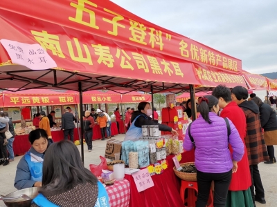 蕉岭新铺圩人潮涌涌，他们冲着“五子登科”来！