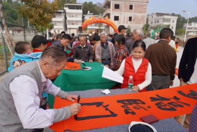 他们，把年味送到五华村民家门口，一幅幅春联映红了笑脸~