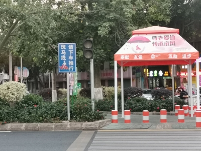 过马路靠猜！梅城梅江大道人行道红灯损坏 