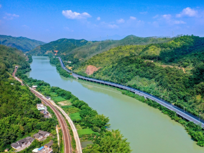 聚焦全会丨坚决打赢污染防治攻坚战：造林、治水、护蓝、净土