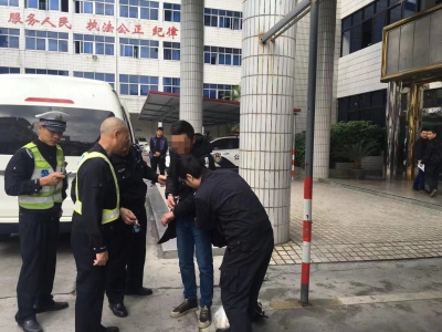 交警查车，查出一名网上在逃人员！抓了