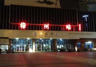 梅州火车站启动24小时防疫值班，来梅旅客全部进行体温检测