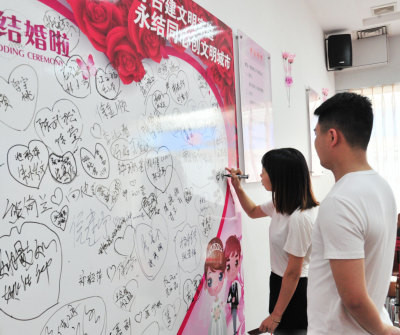 ​@梅城新人们，2020.02.02这天是周日，也可预约结婚登记哦~